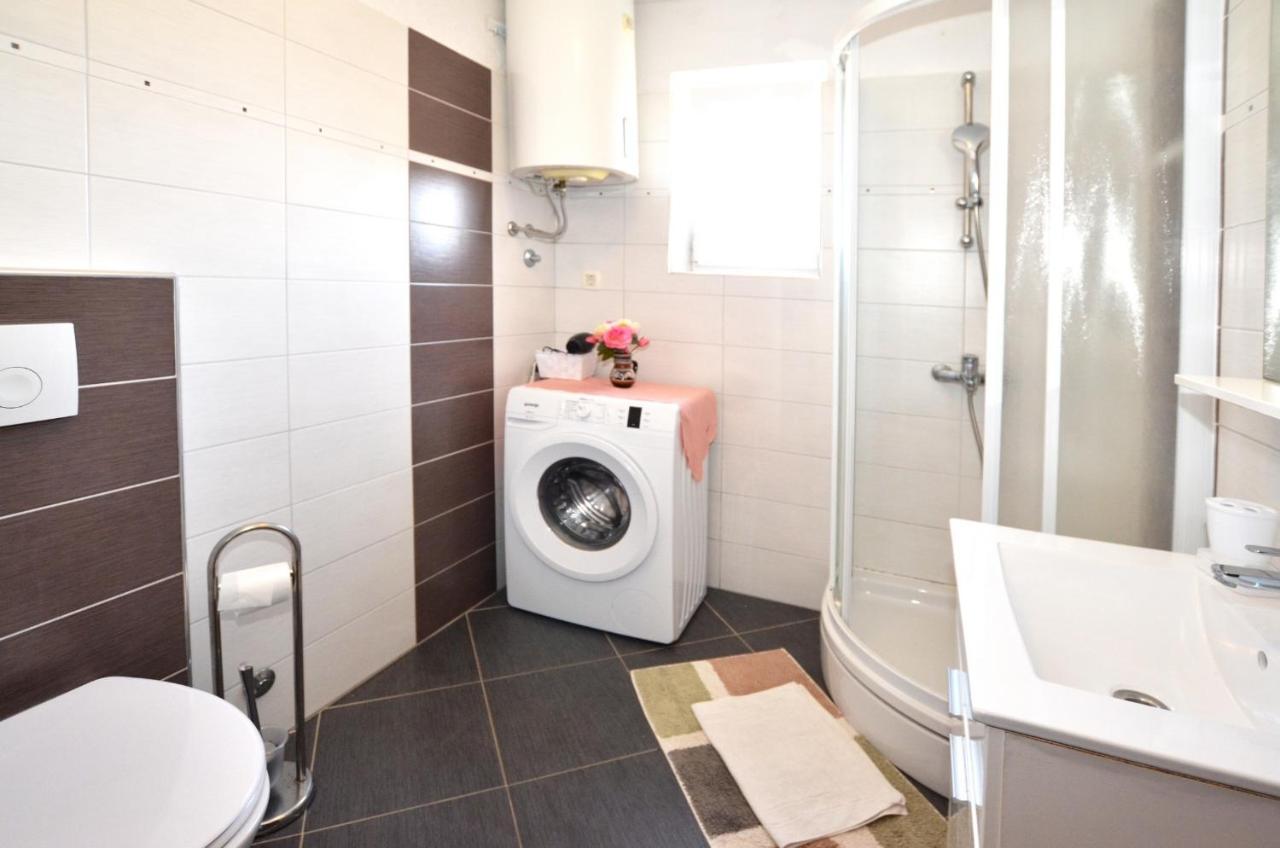 Apartment Ljiljana *