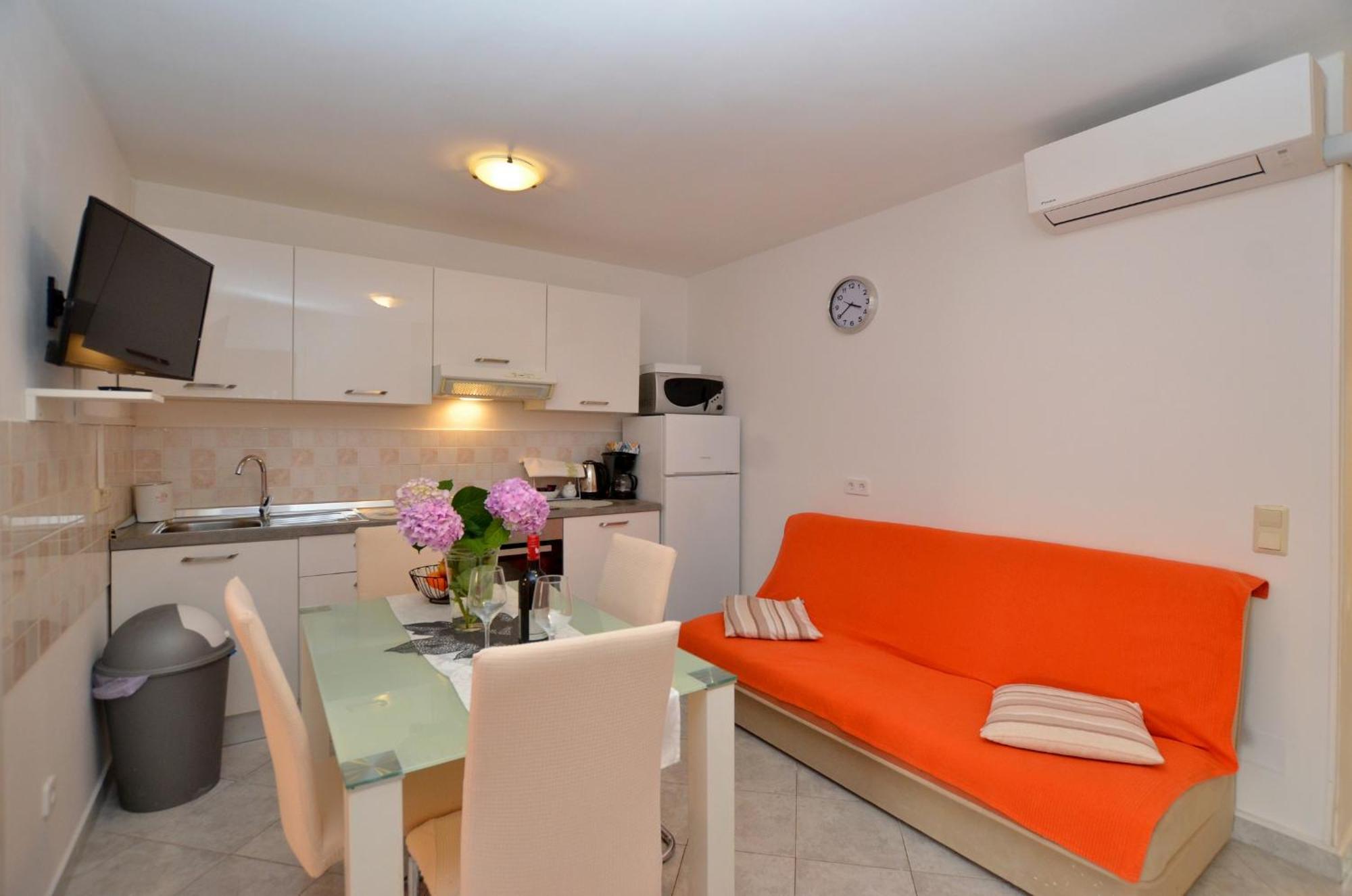 Apartment Ljiljana *